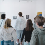 Jugendliche besuchen die Städtische Galerie im Park Viersen im Rahmen des Workshops Street Art entdecken & fotografieren – Street Art Workshop Viersen (Foto: Sandra Stein)