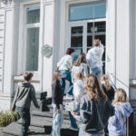Jugendliche besuchen die Städtische Galerie im Park Viersen im Rahmen des Workshops Street Art entdecken & fotografieren – Street Art Workshop Viersen (Foto: Sandra Stein)
