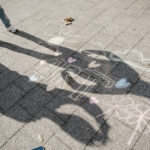 Kinder malen beim Kreide-Battle bunte Street Art auf den Boden – Street Art entdecken & fotografieren (Foto: Sandra Stein)
