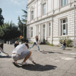 Kinder malen beim Kreide-Battle bunte Street Art auf den Boden – Street Art entdecken & fotografieren (Foto: Sandra Stein)