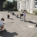 Kinder malen beim Kreide-Battle bunte Street Art auf den Boden – Street Art entdecken & fotografieren (Foto: Sandra Stein)