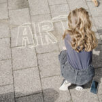 Kinder malen beim Kreide-Battle bunte Street Art auf den Boden – Street Art entdecken & fotografieren (Foto: Sandra Stein)