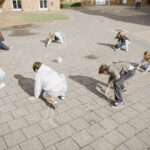 Kinder malen beim Kreide-Battle bunte Street Art auf den Boden – Street Art entdecken & fotografieren (Foto: Sandra Stein)