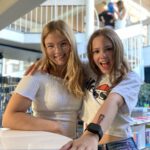 Im Fotoworkshop Fake It inszenieren Jugendliche mit einfachen Requisiten Bilder, die aussehen wie Luxusreisen oder Abenteuer.
