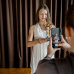 Jugendliche fotografieren mit Smartphones im Dachstudio der Stadtbibliothek Dinslaken beim Workshop Fake It – Schöne Scheinwelt der Influencer.