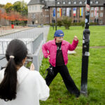 Teilnehmende des Workshops posieren in der Innenstadt von Dinslaken für inszenierte Social-Media-Bilder.
