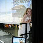 Teilnehmende des Workshops posieren für inszenierte Social-Media-Bilder.