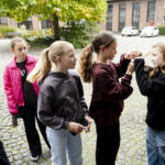 Workshopgruppe fotografiert in der Umgebung des Dachstudios kreative Szenen für ihre eigenen Fake-Fotos.