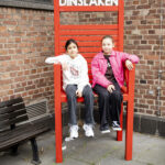 Teilnehmende des Workshops posieren in der Innenstadt von Dinslaken für inszenierte Social-Media-Bilder.