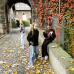 Teilnehmende des Workshops posieren in der Innenstadt von Dinslaken für inszenierte Social-Media-Bilder.