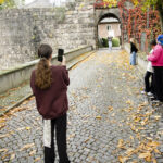 Teilnehmende des Workshops posieren in der Innenstadt von Dinslaken für inszenierte Social-Media-Bilder.