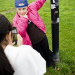 Workshopgruppe fotografiert in der Umgebung des Dachstudios kreative Szenen für ihre eigenen Fake-Fotos.