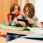 Kinder bedienen Kamera für Stop Motion Aufnahme