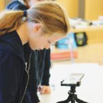 Kinder bedienen Kamera für Stop Motion Aufnahme