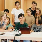 Kinder arbeiten im Team an Stop Motion Film