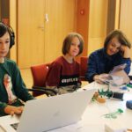 Kinder arbeiten im Team an Stop Motion Film