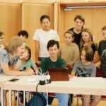Jugendliche sehen ihren selbstgemachten Trickfilm