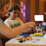 Kinder arbeiten im Team an Stop Motion Film