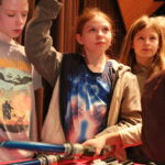 Kinder trainieren Schwertkampf mit Lichtschwert beim Workshop Epische Film-Duelle in Dinslaken