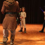 Kinder trainieren Schwertkampf mit Lichtschwert beim Workshop Epische Film-Duelle in Dinslaken