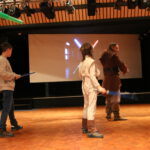 Kinder trainieren Schwertkampf mit Lichtschwert beim Workshop Epische Film-Duelle in Dinslaken