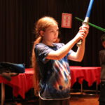 Kinder trainieren Schwertkampf mit Lichtschwert beim Workshop Epische Film-Duelle in Dinslaken