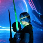 Kinder trainieren Schwertkampf mit Lichtschwert beim Workshop Epische Film-Duelle in Dinslaken