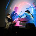 Kinder trainieren Schwertkampf mit Lichtschwert beim Workshop Epische Film-Duelle in Dinslaken