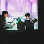Jugendliche präsentieren ihr filmisches Star-Wars-inspiriertes Duell als Abschluss des Kulturrucksack NRW Workshops