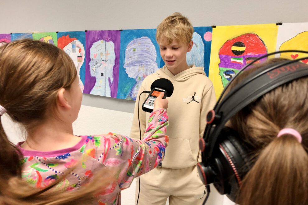 Kinder nehmen im Podcast-Workshop in Sundern eigene Audios auf.
