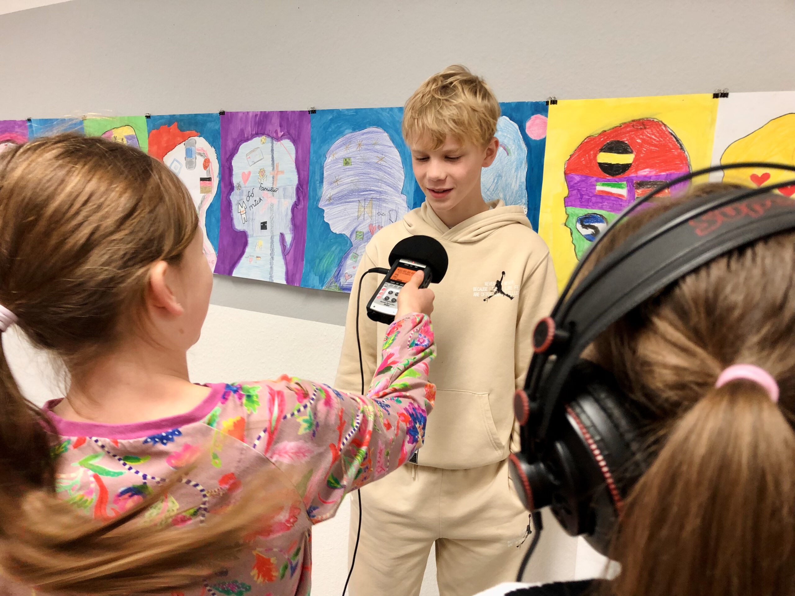 Kinder nehmen im Podcast-Workshop in Sundern eigene Audios auf.