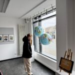 Kinder nehmen im Podcast-Workshop in Sundern eigene Audios auf.