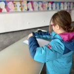 Kinder nehmen im Podcast-Workshop in Sundern eigene Audios auf.