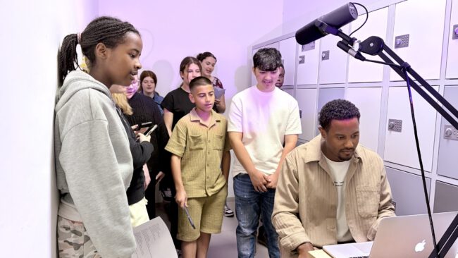 Schülerinnen und Schüler produzieren beim Rap-Workshop Punchlines & Rhymes ein eigenes Musikvideo