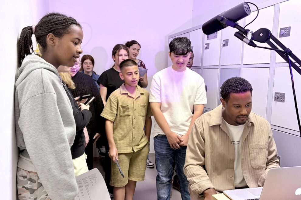Schülerinnen und Schüler produzieren beim Rap-Workshop Punchlines & Rhymes ein eigenes Musikvideo
