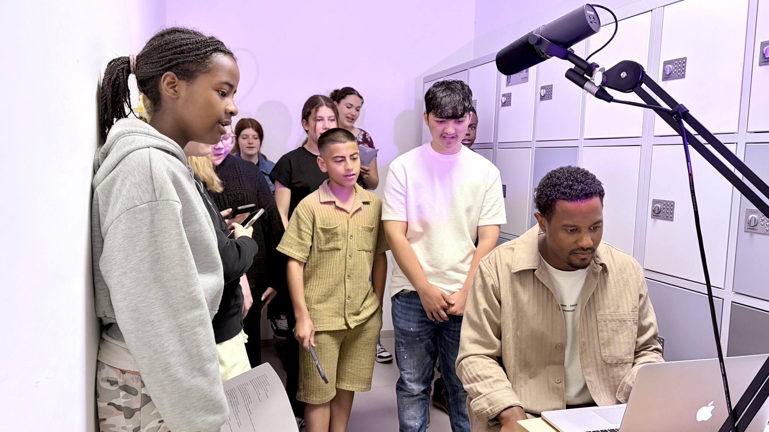 Schülerinnen und Schüler produzieren beim Rap-Workshop Punchlines & Rhymes ein eigenes Musikvideo