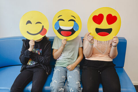 Jugendliche nehmen im Medienworkshop MINDFUL MEDIA an einer Foto-Challenge teil