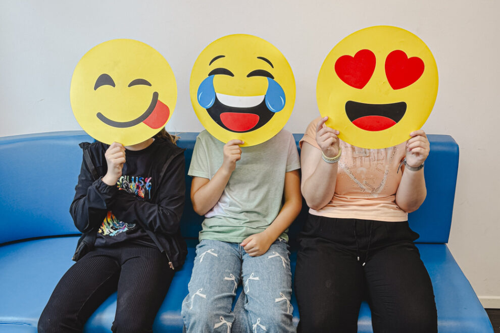 Jugendliche nehmen im Medienworkshop MINDFUL MEDIA an einer Foto-Challenge teil
